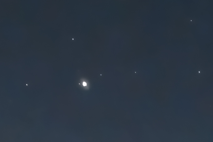 開放F2.8でも、画面中央から周辺にかけて非常にシャープな描写となる。非球面レンズ1枚とEDレンズ2枚を使用した結果、コマ収差や色収差も抑えられている。上の写真の星を拡大してみても、点像で描写しているのが分かる