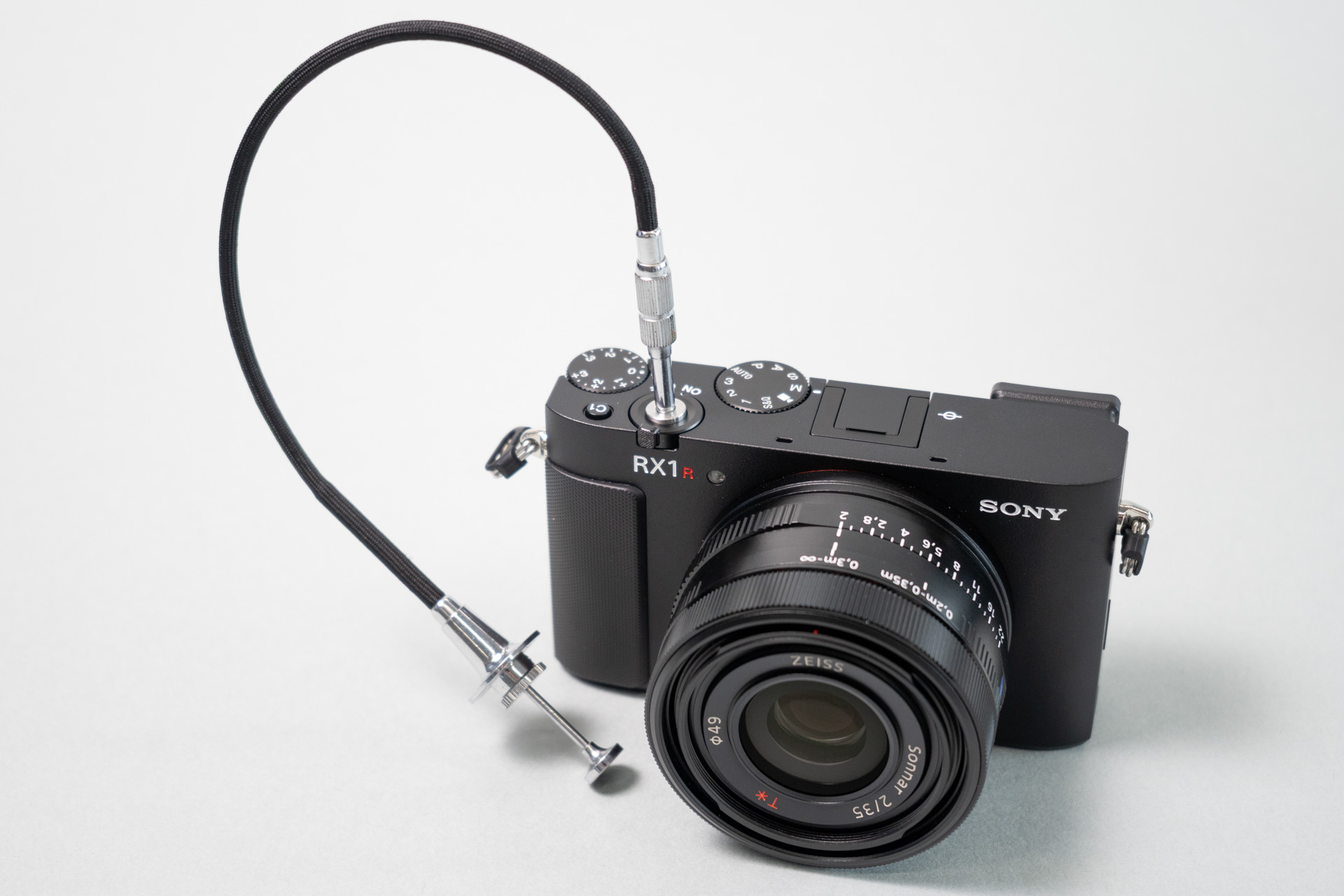 昔ながらのケーブルレリーズも利用できる