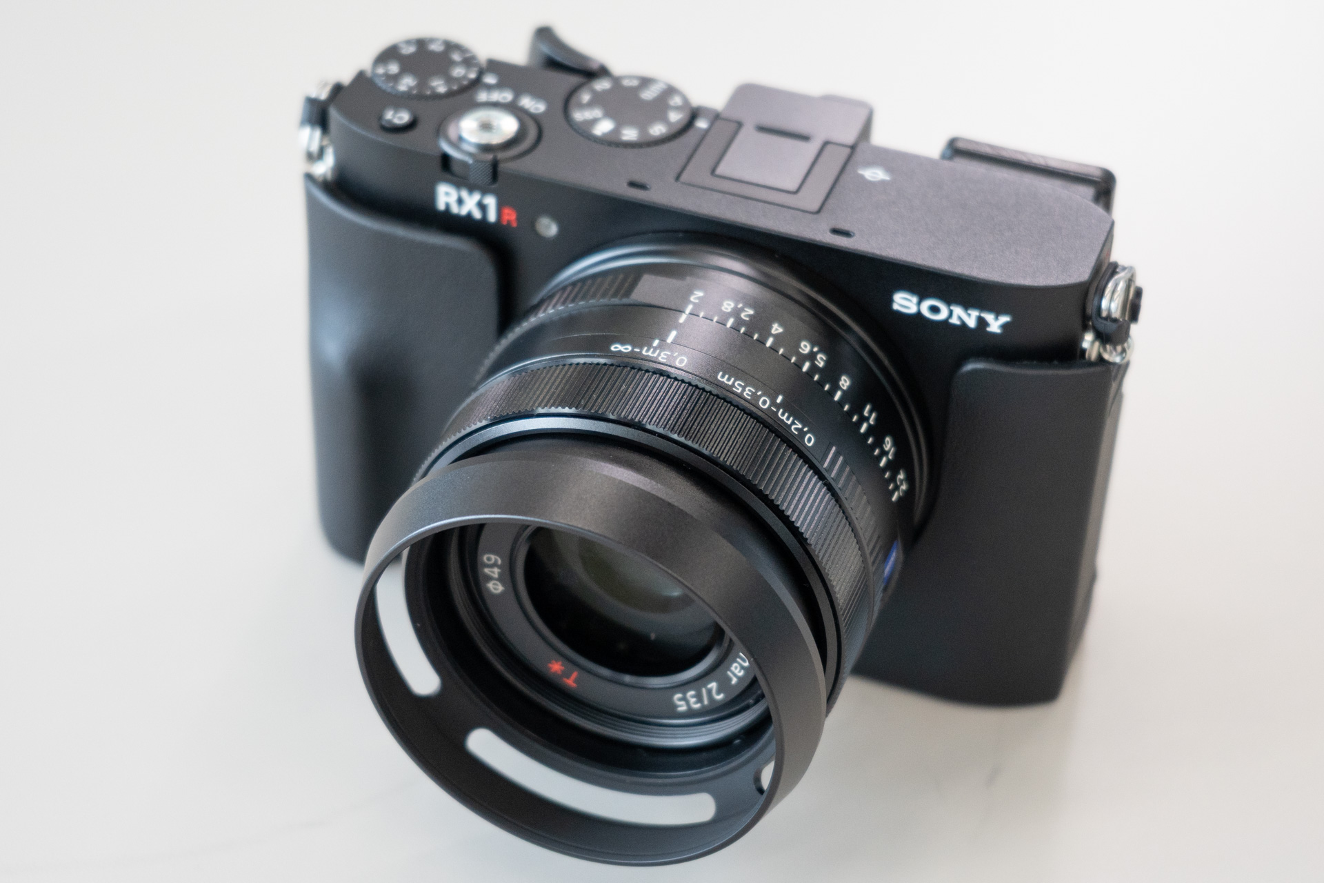 オプションのレンズフード「LHP-1 J2」、ボディケース「LCS-RXL」、サムグリップ「TG-2」を装着したところ