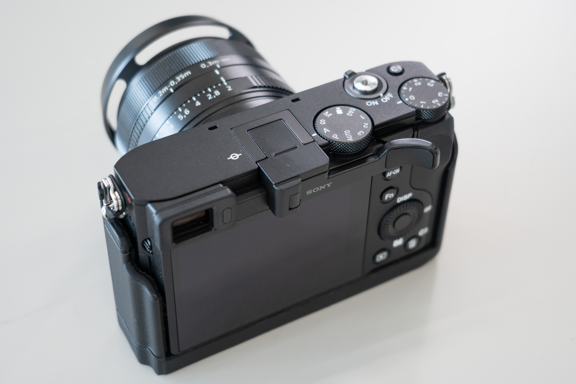 サムグリップは可動式で、メニューボタンにアクセスできる