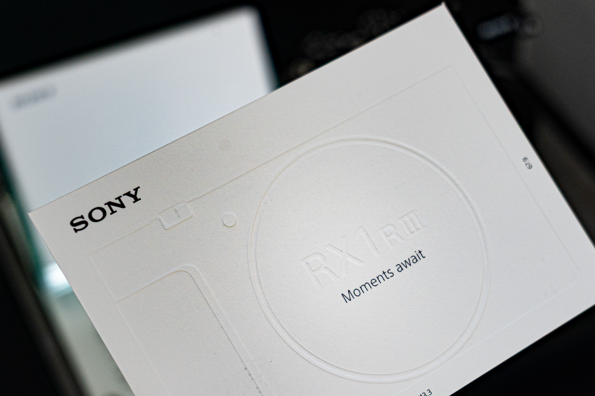 店頭ではカタログ代わりにこのようなQRコード付きのカードが置かれる。ほぼ原寸となるRX1R IIIの型押しがあり、余白には「約10年間の空白」といった意味も込められているそうだ