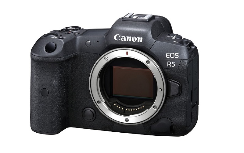 ファームウェアが公開された「EOS R5」