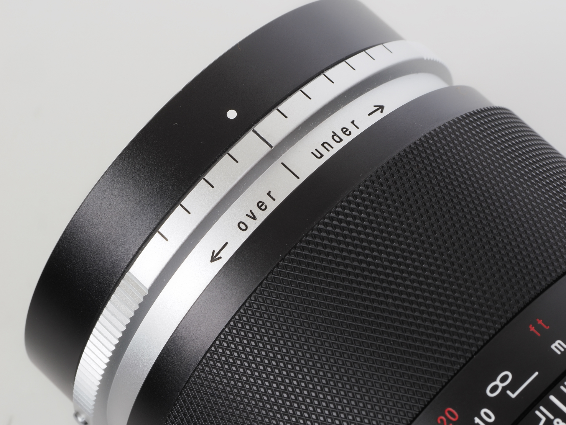 収差コントロールリング。オーバー側は4ステップ、アンダー側は6ステップ。均等ではないのは興味深いところです。ソフトフォーカスはアンダー側のほうが効果は大きくなります。