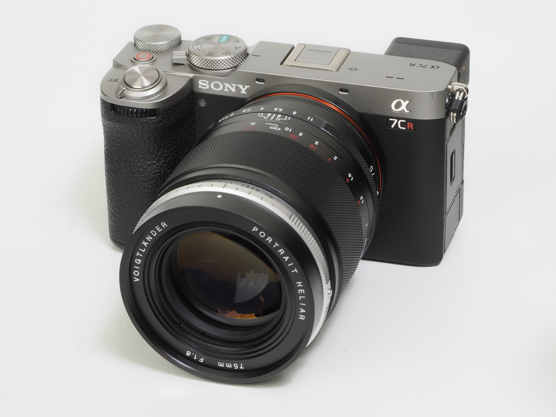 ソニーα7CRに装着したポートレートへリア75mm F1.8。鏡筒はやや太めですがフォーカシング操作は容易です。バランスも悪くありません。本レンズはEマウントのカメラに最適化された設計で、電子接点が内蔵されているので、Exifを得たり、フォーカスリングと連動した画像拡大機能を使用することができます。