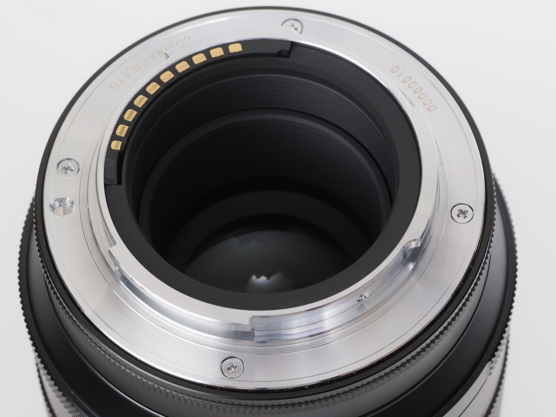 レンズのマウント面です。収差コントロールリングをアンダー側に目一杯まわすと、後玉がマウント方向に近づいてきます。