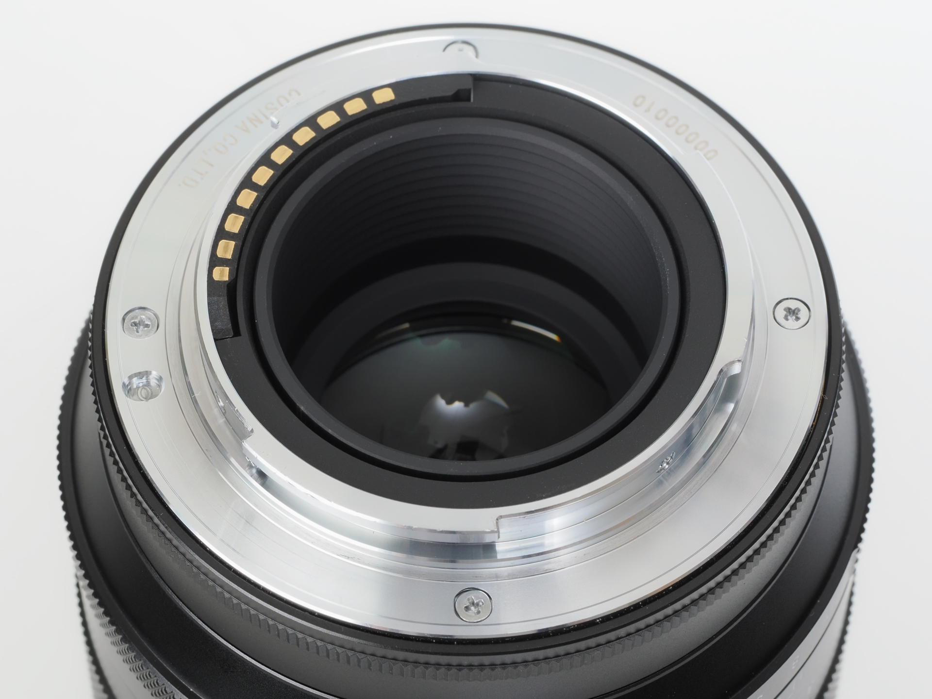 レンズのマウント面です。収差コントロールリングをアンダー側に目一杯まわすと、後玉がマウント方向に近づいてきます。