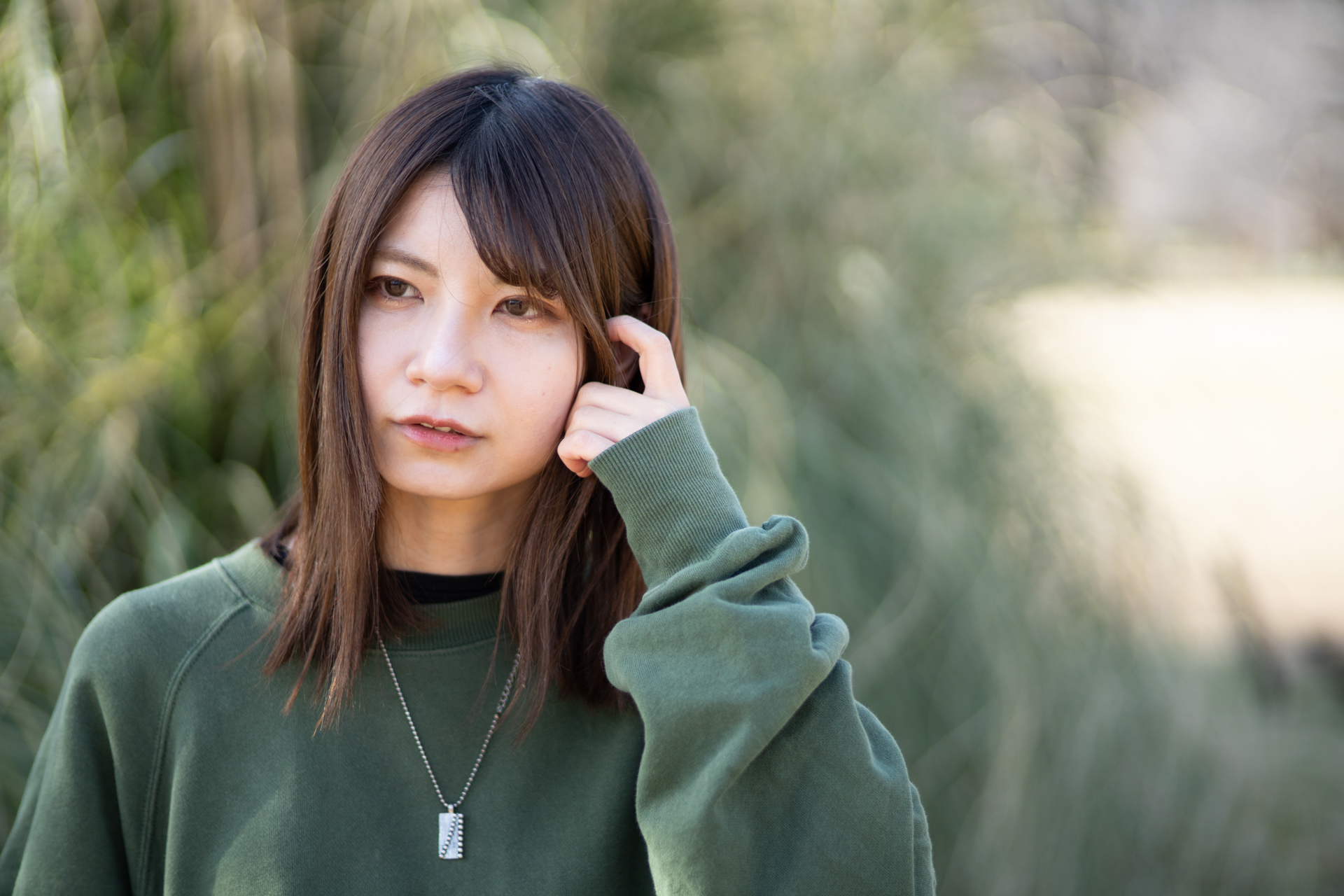 コントロールリングを目一杯オーバー側に設定しました。コントラストが低め、ソフト効果は弱めで、少し線のボケにクセが出てきますが、良い効果をあげています。<br><span class="fnt-85">ソニー α7CR／PORTRAIT HELIAR 75mm F1.8／絞り優先AE（1/2,500秒、F1.8、＋0.3EV）／ISO 400</span>