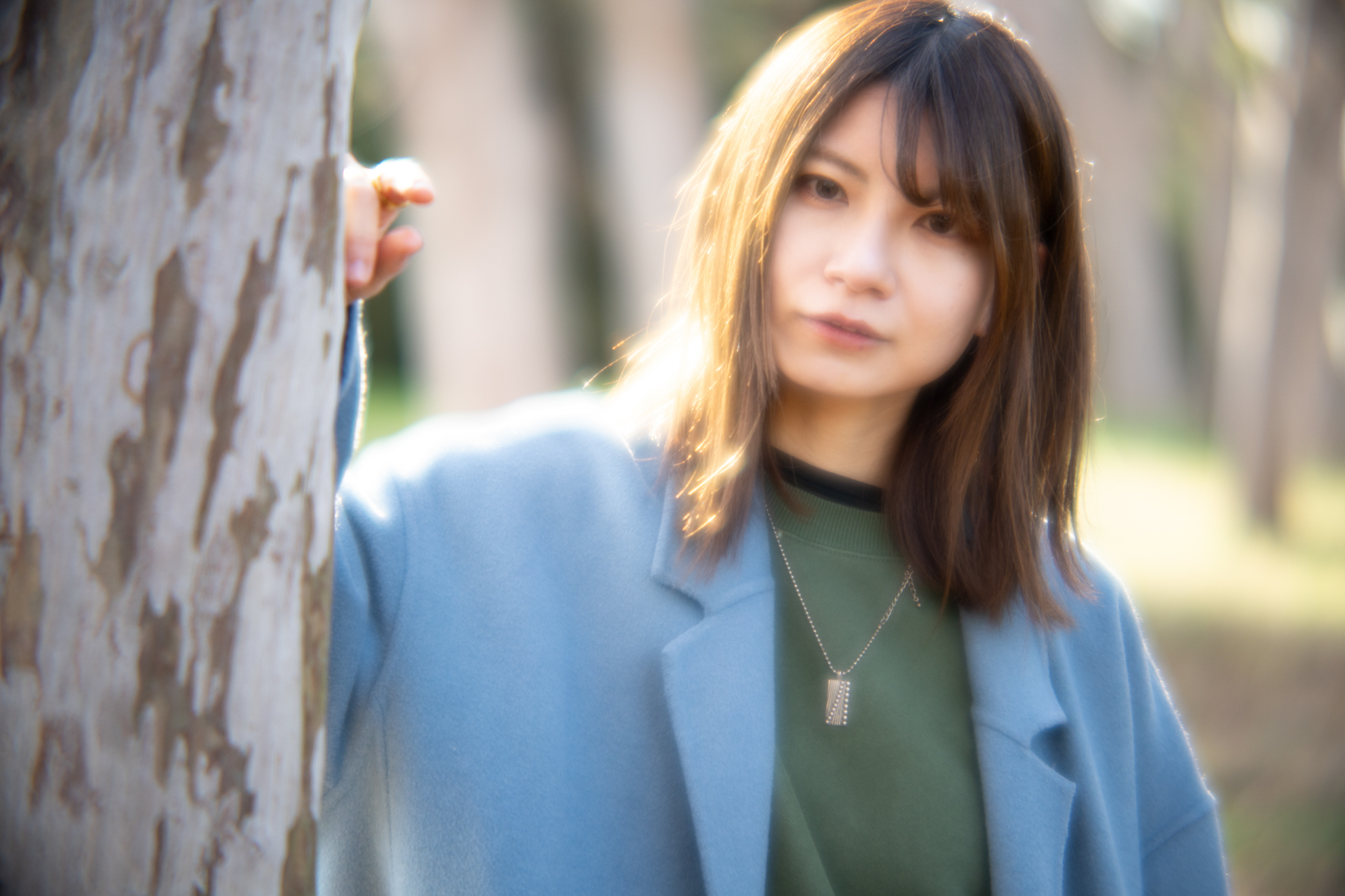 アンダー側に目一杯の設定です。サイドから髪に強い光が当たっています。ハイライトが強く滲んだ効果を得ることができました。<br><span class="fnt-85">ソニー α7CR／PORTRAIT HELIAR 75mm F1.8／絞り優先AE（1/800秒、F1.8、＋0.7EV）／ISO 400</span>