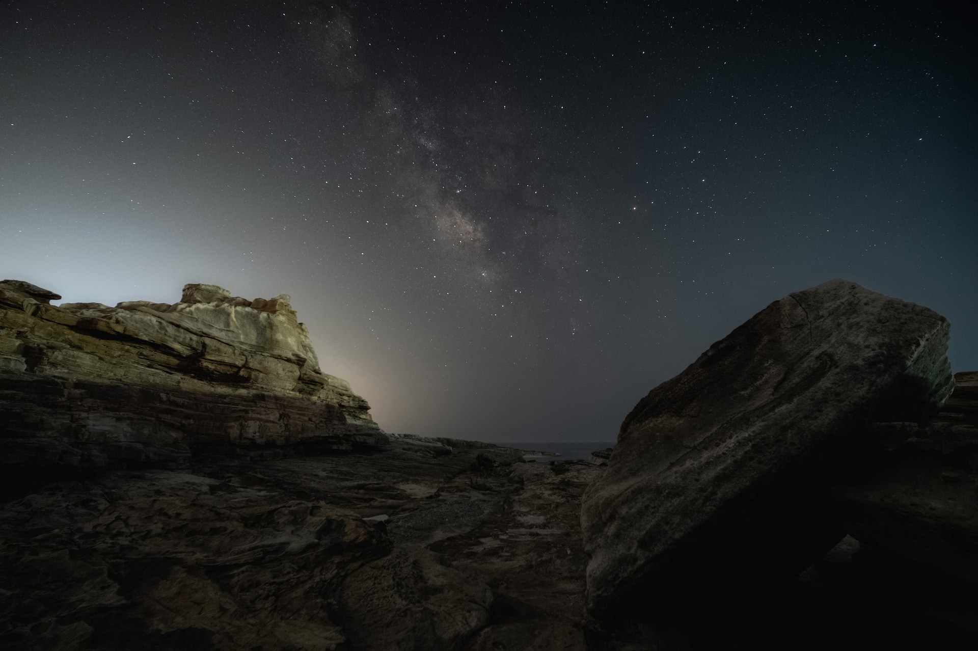 白浜町の千畳敷で立ち昇る天の川。F3.5まで絞って撮影したことで、周辺まで収差が少なく、しっかりと解像している<br><span class="fnt-85">ニコン Z7II／10mm（15mm相当）／マニュアル露出（F3.5、13秒）／ISO 4000／WB：晴天</span>