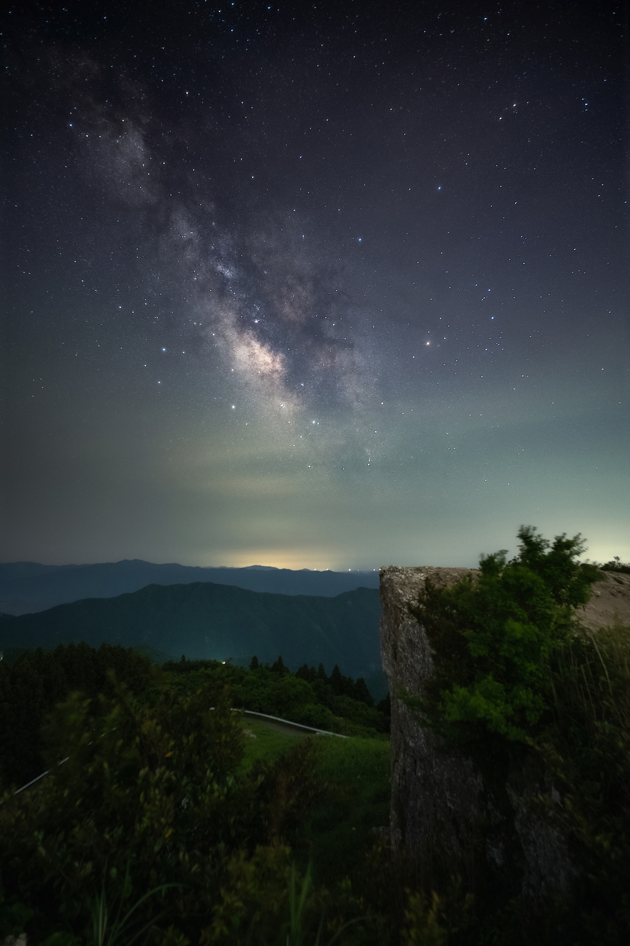 雲が残る空模様だったが、天の川が美しく描写されている。開放F2の撮影したが、手前の風景も含めて全体的にシャープな写りだ<br><span class="fnt-85">ニコン Z6II／10mm（15mm相当）／マニュアル露出（F2、13秒）／ISO 3200／WB：晴天</span>