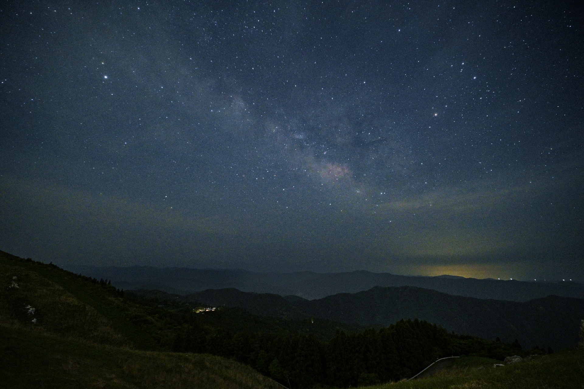 <span class="fnt-85">ニコン Z6II／10mm（15mm相当）／マニュアル露出（F2、13秒）／ISO 5000／WB：晴天</span>