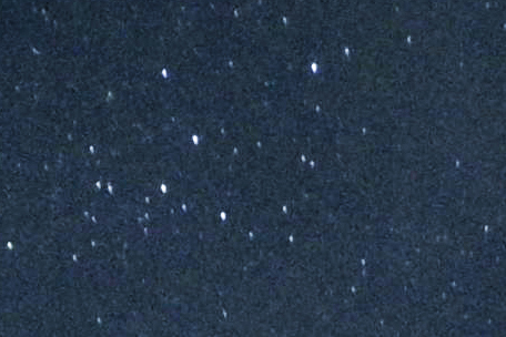 開放F2で撮影した星空風景。中心部はもちろん、周辺の星までシャープな描写を維持している。わずかな収差は見られるものの、全体的にしっかりと解像しており、価格帯を考慮すれば非常にコストパフォーマンスに優れたレンズだ