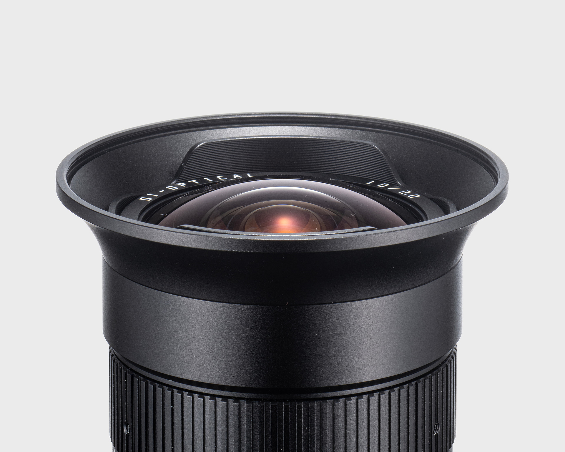 10mmという超広角で明るい単焦点でありながら、前枠にフィルターを装着可能だ。星空風景の撮影において、ソフトや光害カットフィルターは表現の幅を広げる重要なアイテム。小型・軽量ながら角型フィルターが不要という利便性は大きい