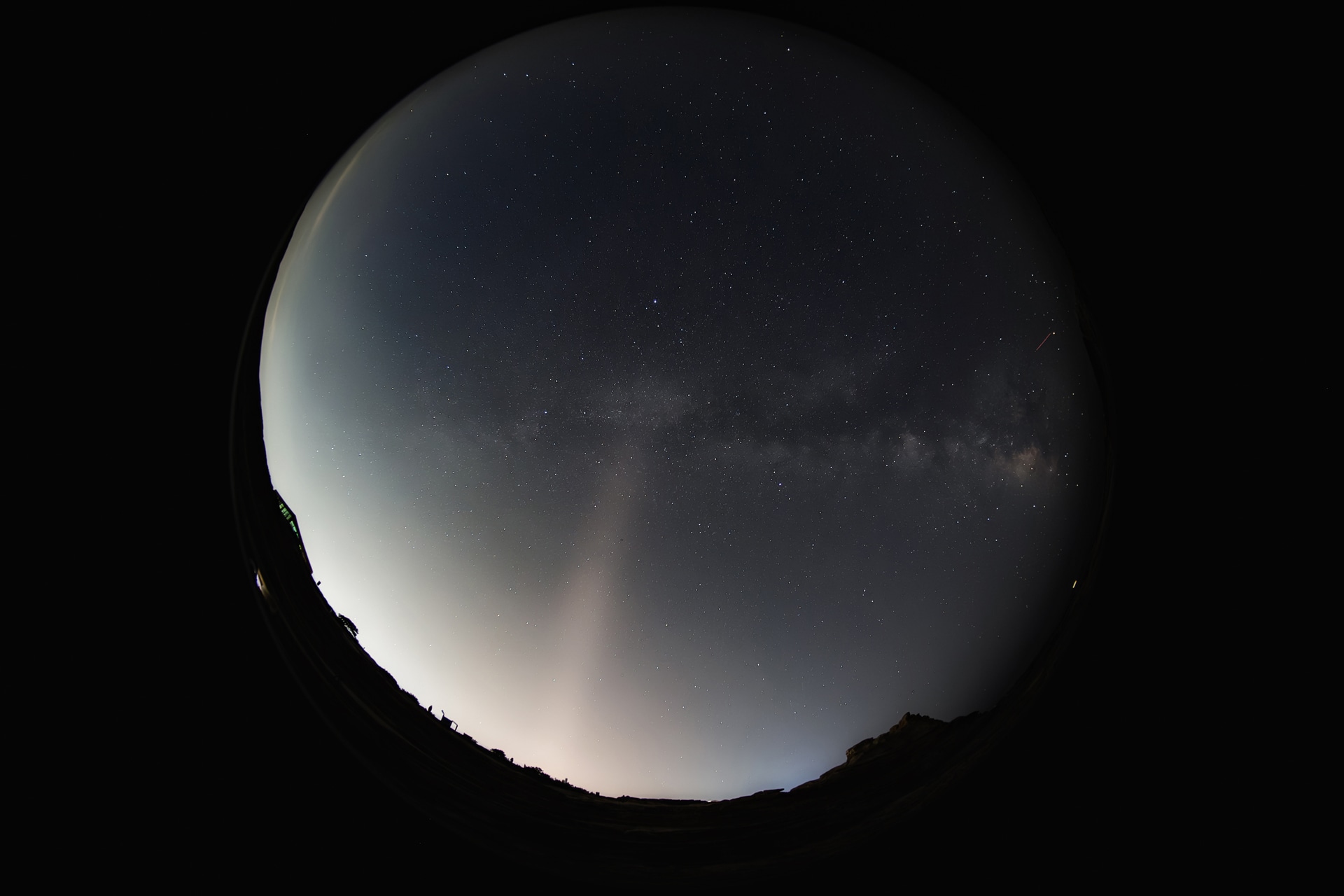 192°という肉眼をはるかに超える画角により、レンズを上に向ければ天頂まで伸びる天の川も1枚で画面内に収められる。宇宙の広がりをこのレンズだけで表現できる点は大きな魅力だ。星空風景の撮影において独自の表現力を発揮する<br><span class="fnt-85">ニコン Z6II／6.5mm（9.7mm相当）／マニュアル露出（F2.8、25秒）／ISO 1600／WB：晴天</span>