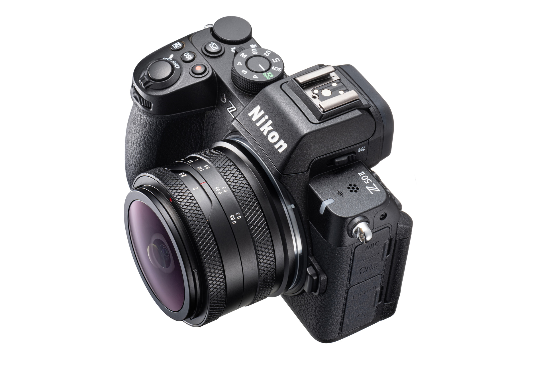 小型かつ軽量で非常にコンパクトな設計になっており、ポケットにも収まる優れた携帯性を持つ。常用レンズでなくとも、撮影に変化を付けたい場面で気軽に取り入れやすい。荷物をそれほど増やさずに表現の幅を広げられる便利な1本だ