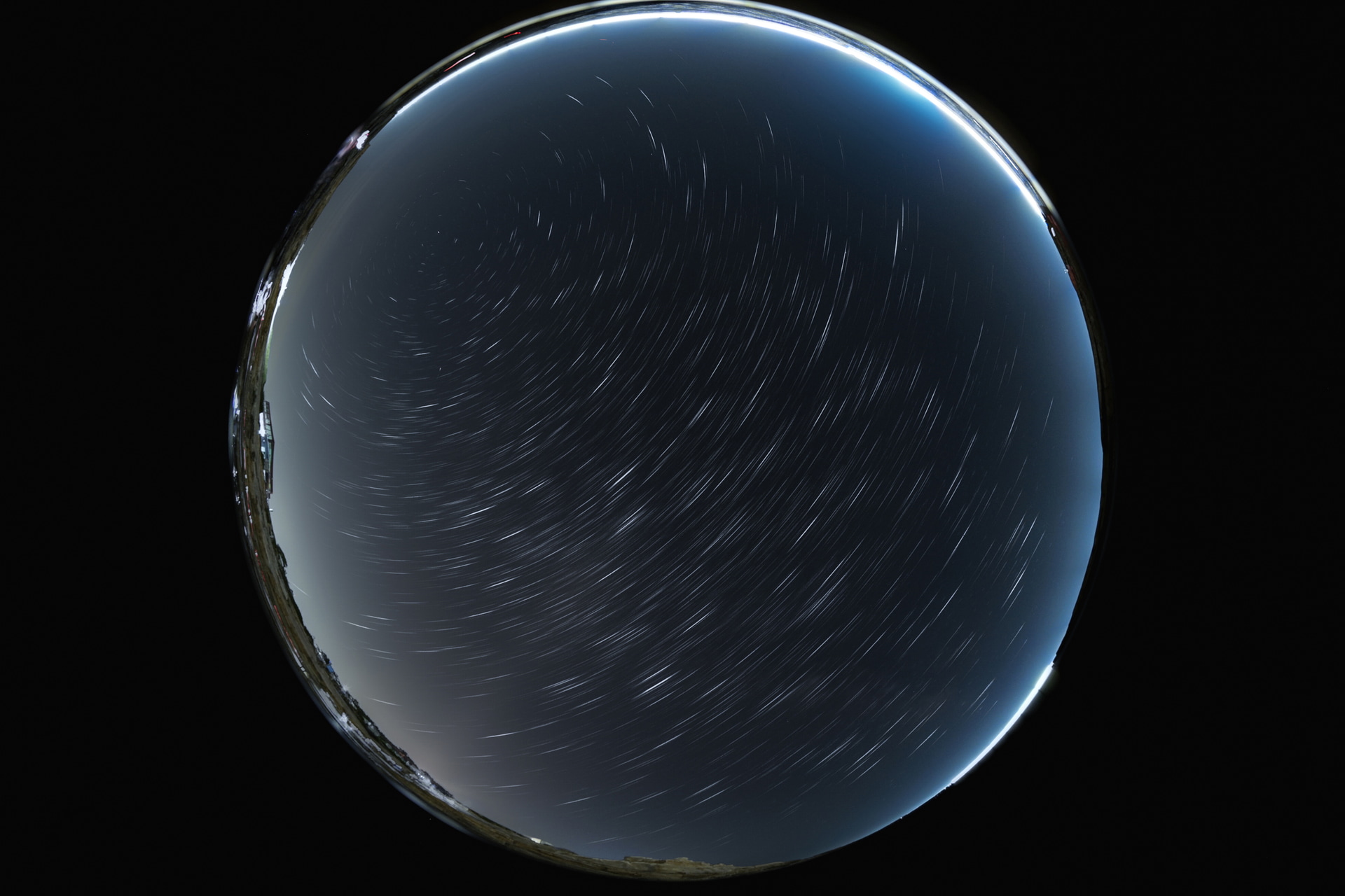 円周魚眼レンズの特性を最大限に生かすため、真上に向けて星の軌跡を撮影した。空の広がりをまるごと閉じ込めたような構図で、迫力ある星の軌跡が描けた<br><span class="fnt-85">ニコン Z6II／6.5mm（9.7mm相当）／マニュアル露出（F4、20秒）／ISO 800／WB：晴天</span>