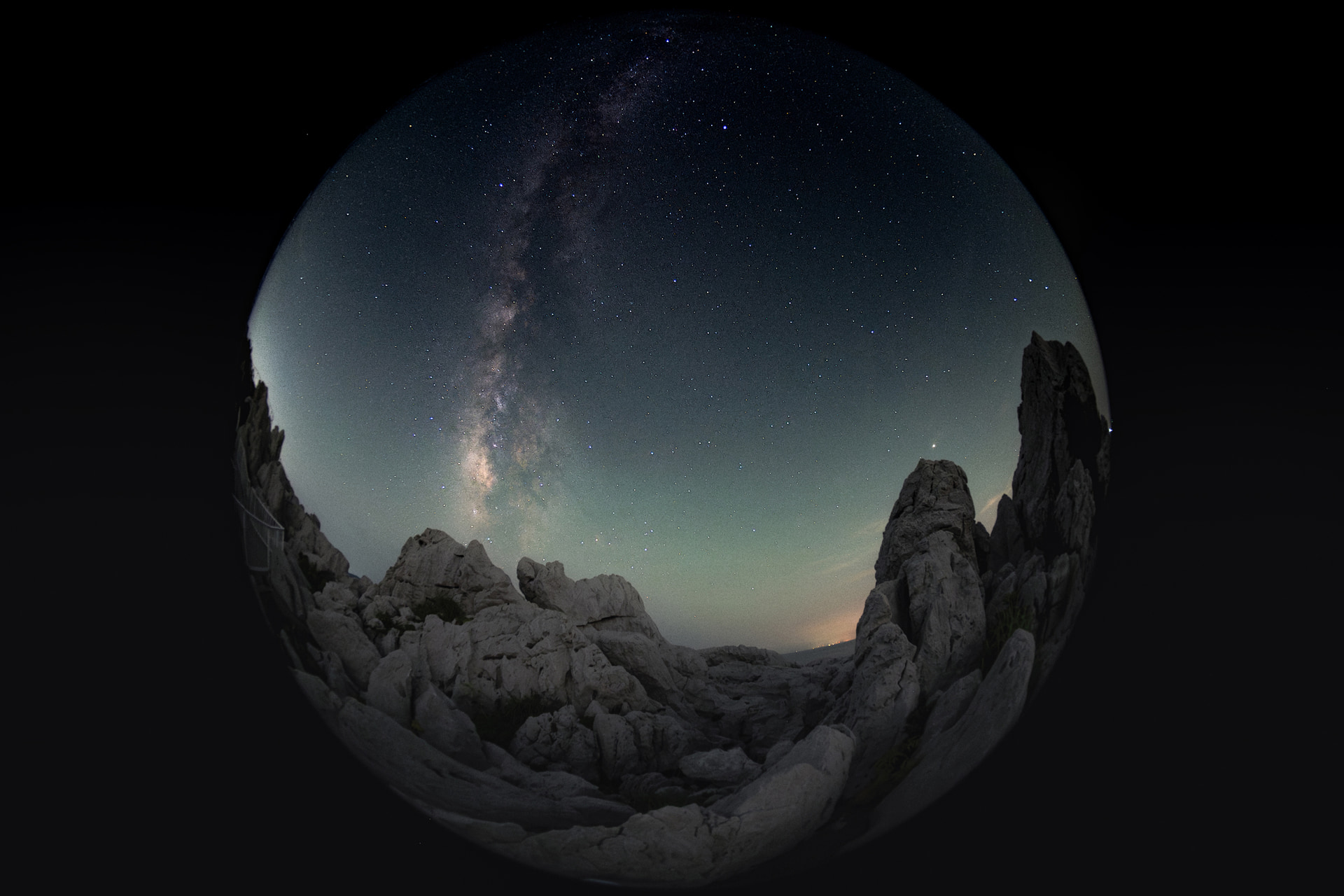 石灰岩が点在する独特な地形が魅力のロケーション。円周魚眼の画角を生かして、広がる星空と独特な地形を余すところなく一枚に収められた<br><span class="fnt-85">ニコン Z6II／6.5mm（9.7mm相当）／マニュアル露出（F2.8、25秒）／ISO 3200／WB：晴天</span>