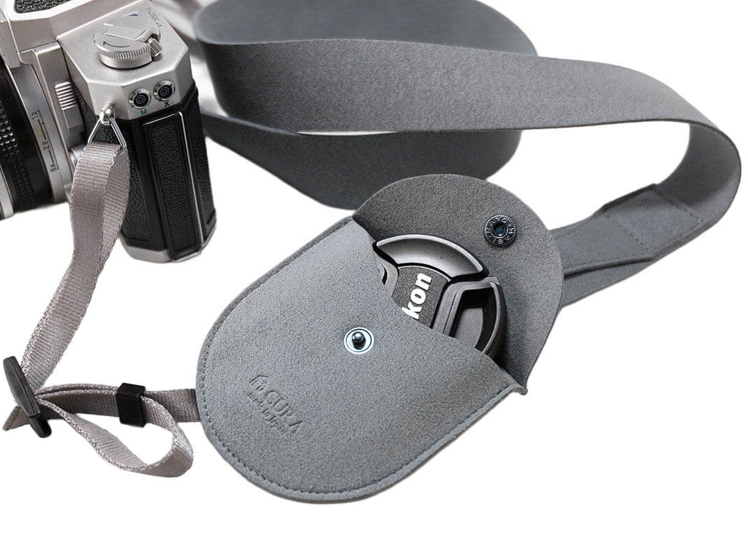 カラビナで装着するポーチが付属