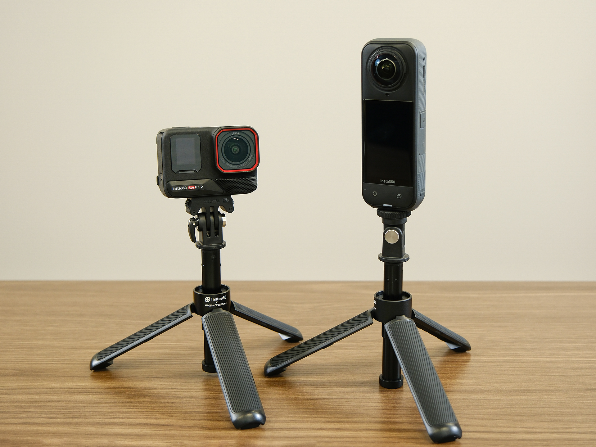 左からInsta360 Ace Pro2、Insta360 X5