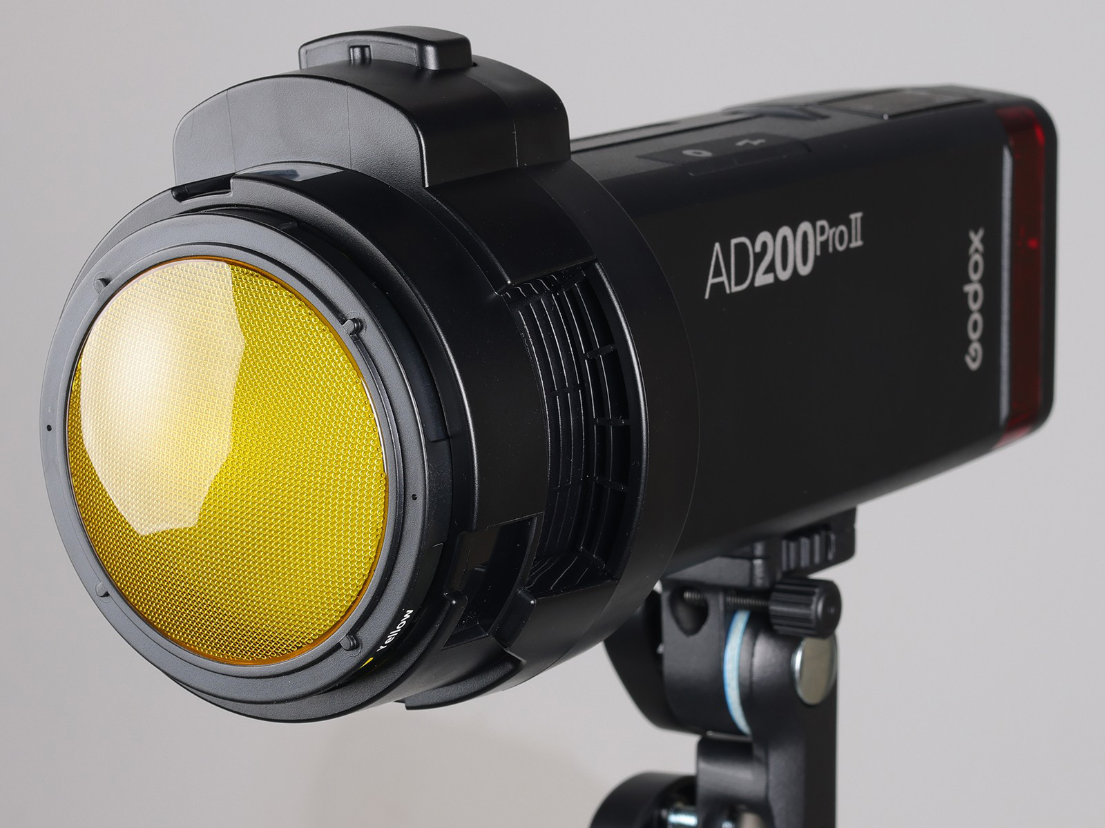 先端部にはマグネット式のカラーコレクションフィルターなどが装着可能