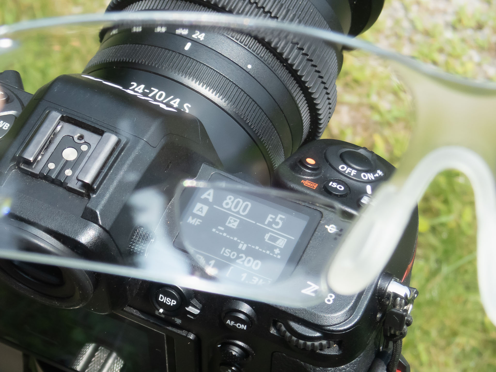 車から降りて風景写真を撮るときもこの保護メガネ1個で十分。しっかりカメラの表示が見える