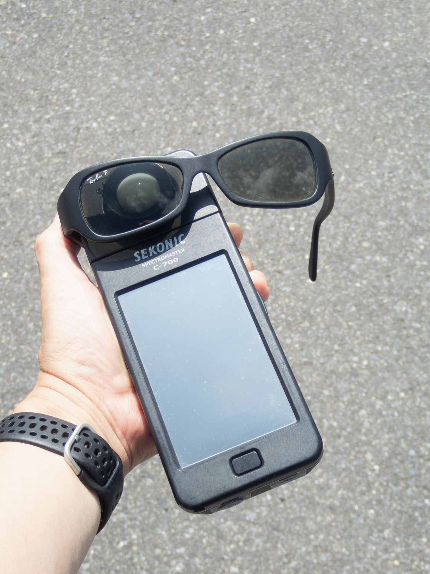 C-700の受光球に3Mセキュアフィット保護メガネを被せるようにして計測。右は比較用にレイバンのサングラスを計測した