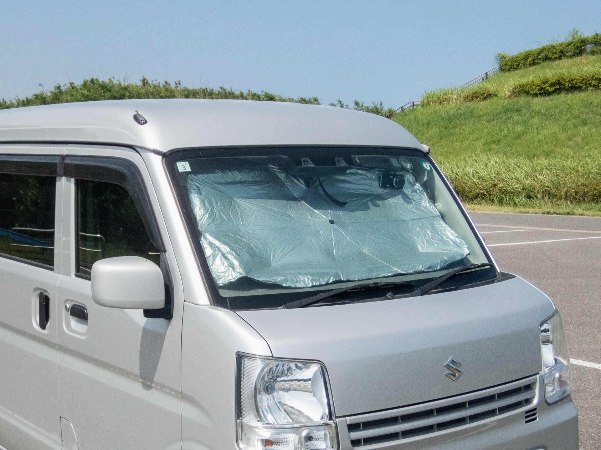 サンシェードは夏の駐車時の日除けにも、車中泊時の目隠しにも必須