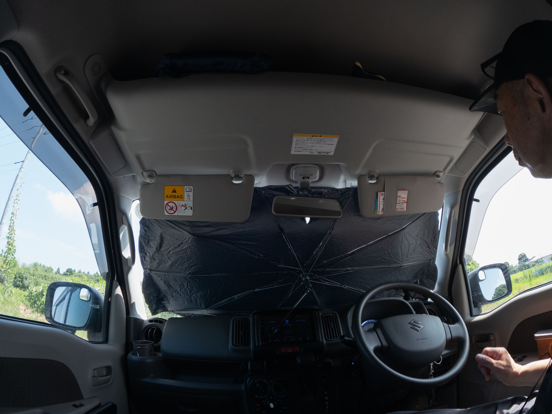 ルームミラーにマジックテープで止めればOK