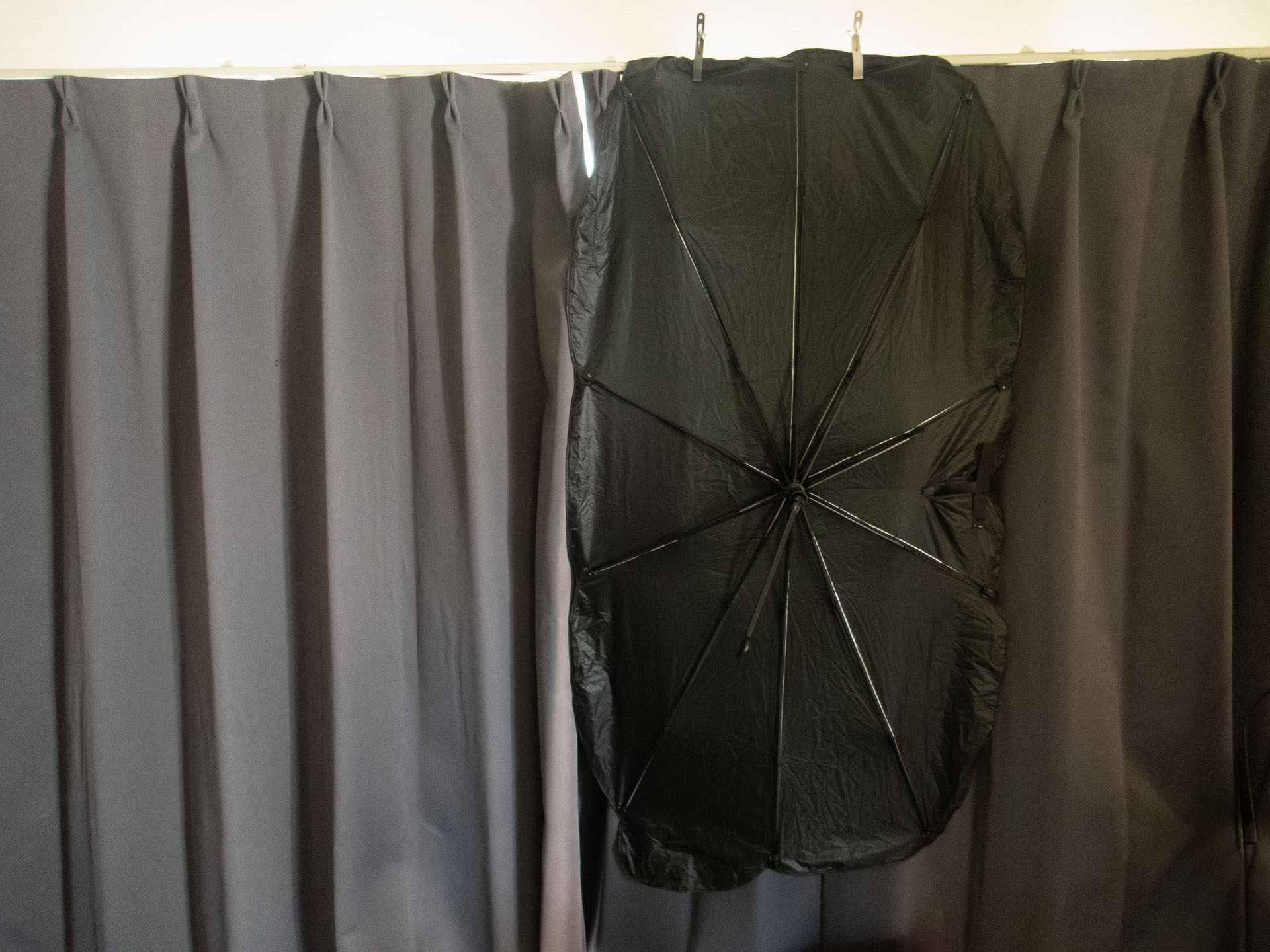 日の当たるカーテンにサンシェードを留めて、これをサーモグラフィで計測