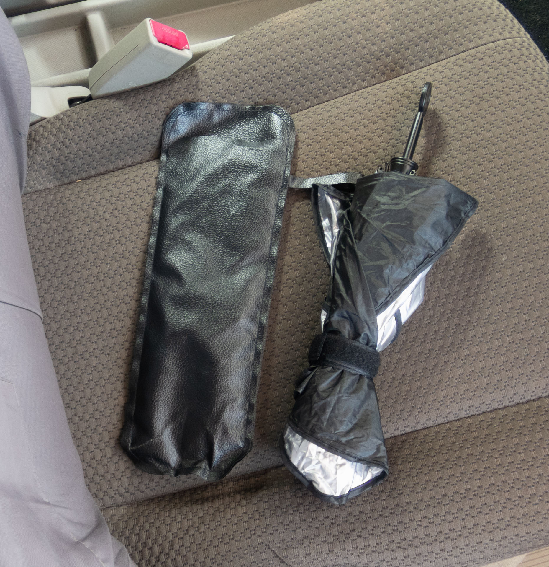 折り畳み傘のように畳んで収納できるタイプ。ビニール製のケースが付属しているが車内で収納するにはケースは必須と言える