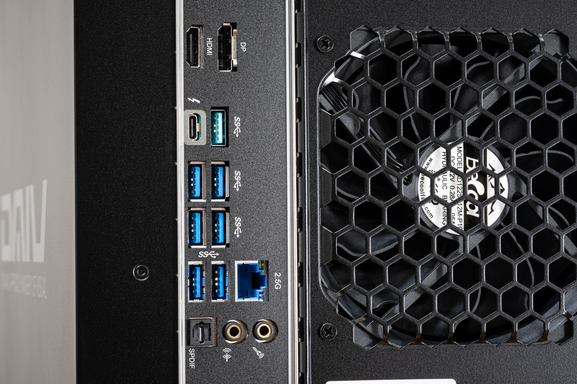 背面のインターフェース。Thunderbolt 4のポートも見える