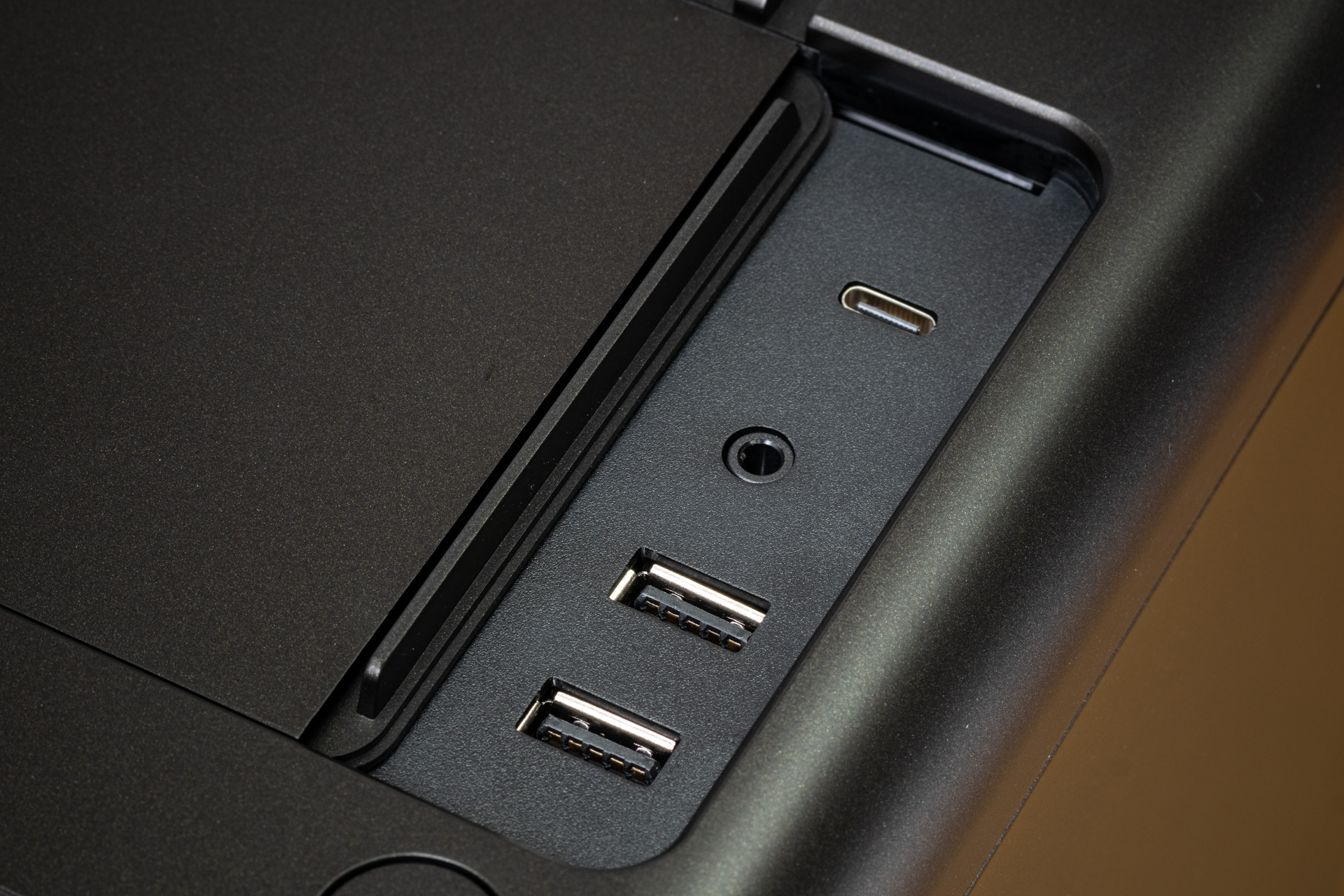 上部のポートはスライド式のフタ付き