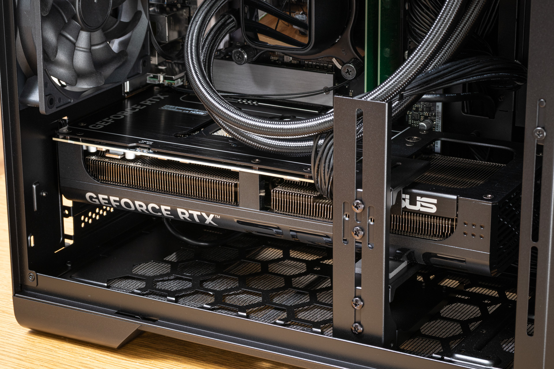 大型グラフィックボードだが、サポートバーで補強されており、自重による変形や接触不良などを防ぐ