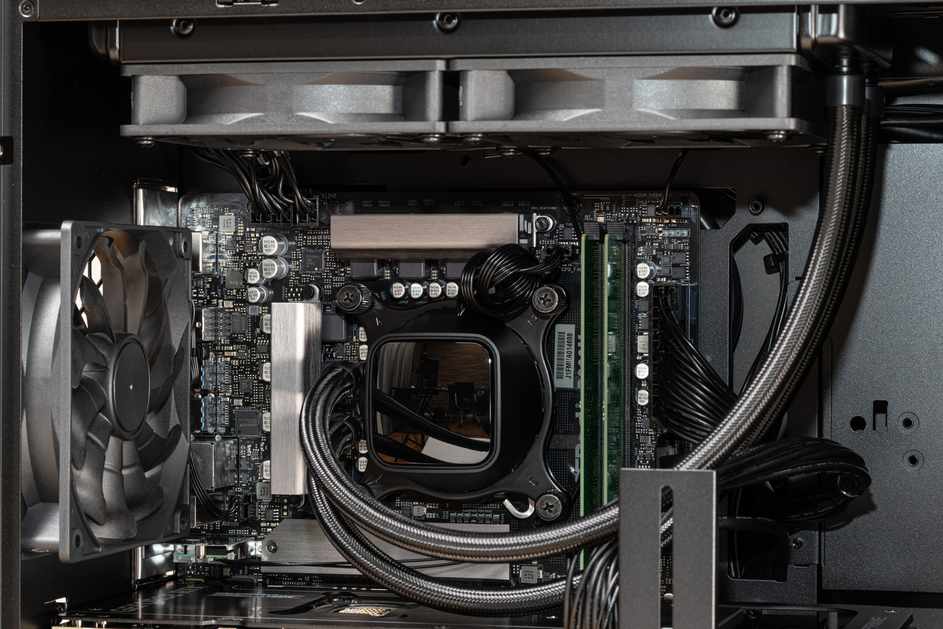 CPUは水冷式を採用