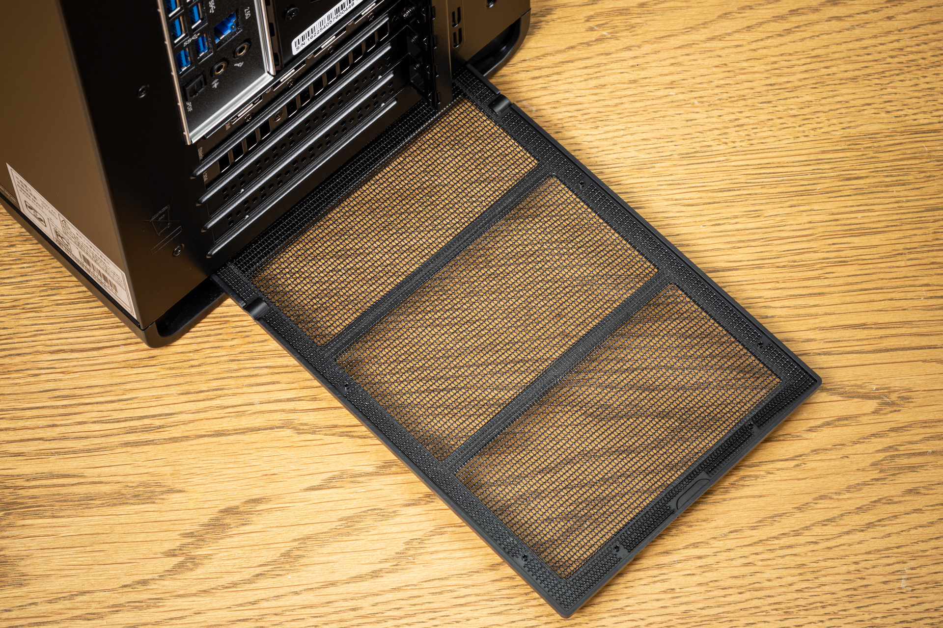 底部には取り外して水洗いできる防塵フィルターを装備している