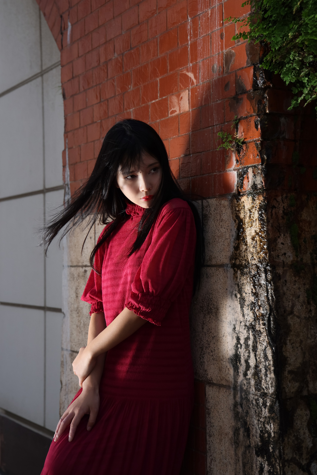 サイド後方気味からロールレフで強い光を当てている（近井撮影）