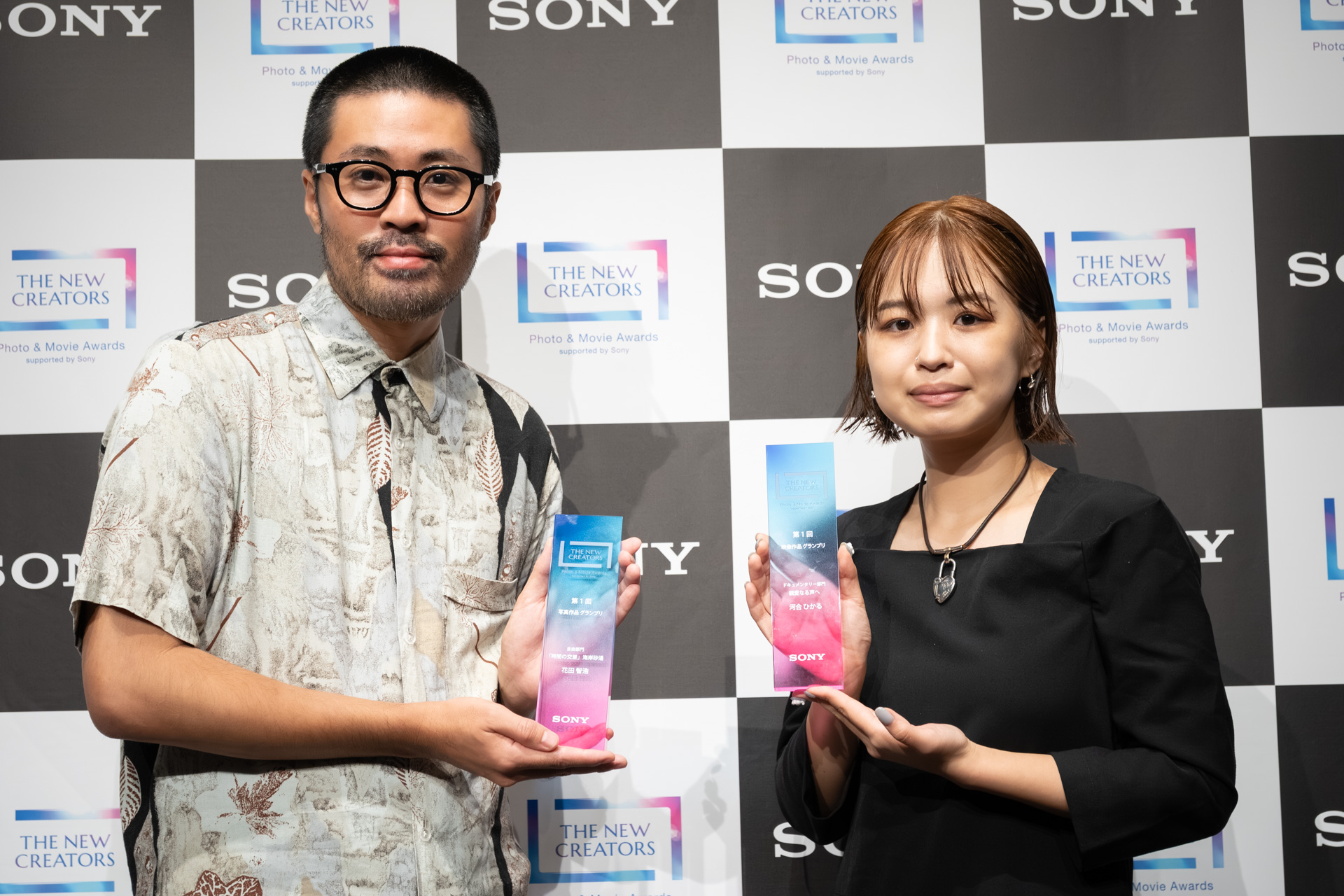 写真作品グランプリ受賞者の花田智浩さん（左）と、映像作品グランプリ受賞者の河合ひかるさん（右）