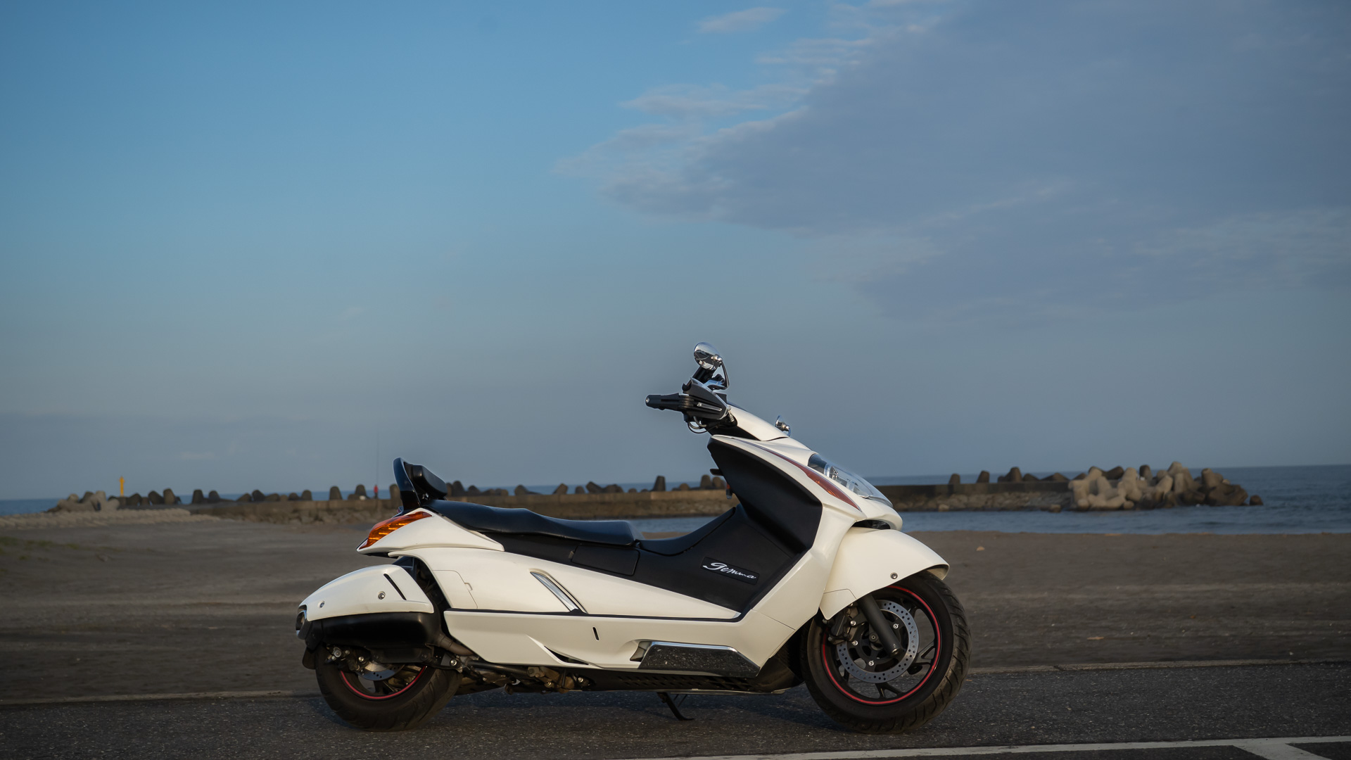 スズキ ジェンマ250。ロー＆ロングで着座位置が低く、独特な走行感が心地いい