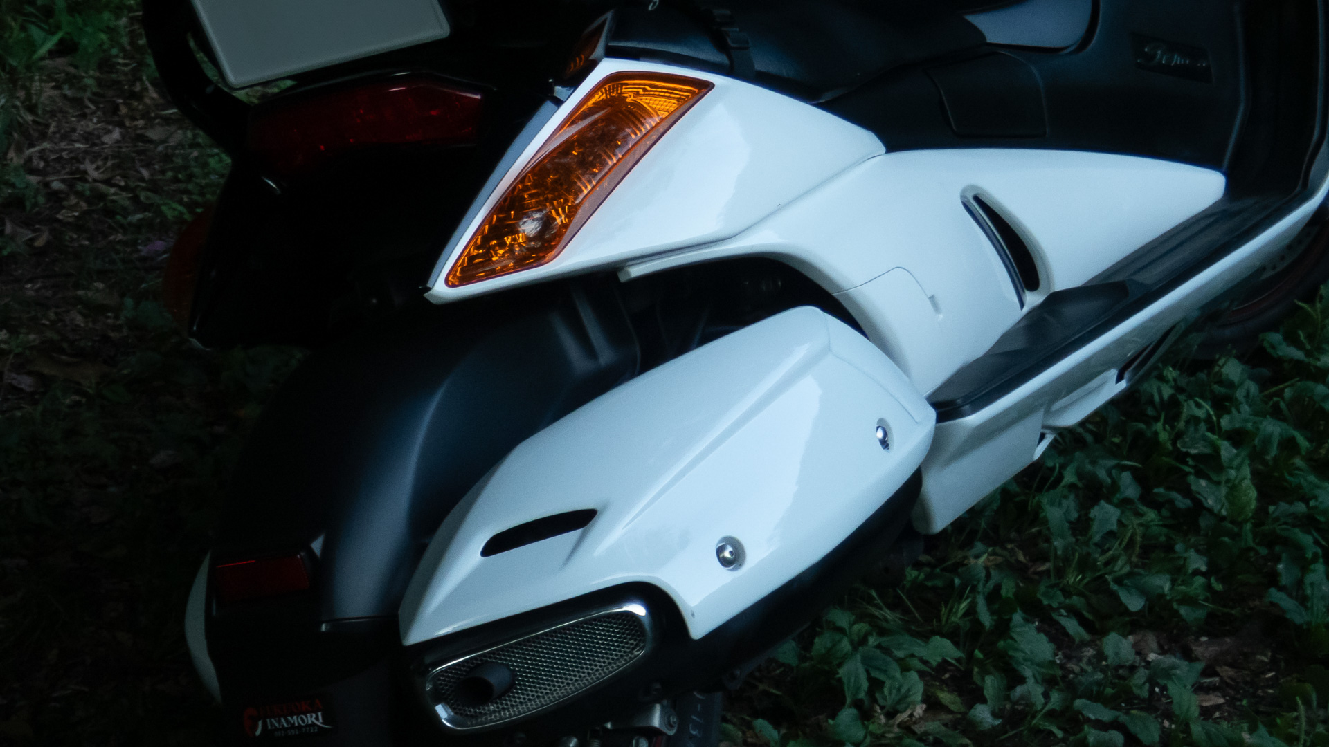 リア周りはマッシブでありながらフロント周りから綺麗に流れるようなデザイン。リア周りも左右非対称なデザイン