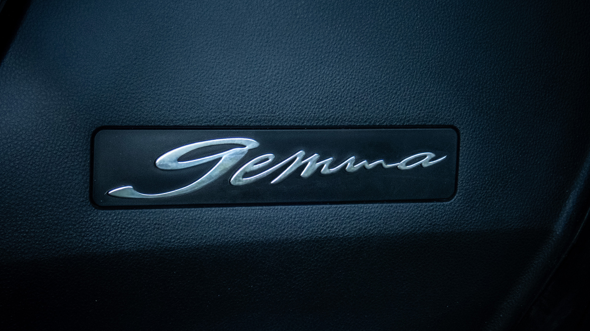 車名の<a href="https://www.suzuki.co.jp/corporate/faq/motor/name.html">Gemmaとはイタリア語で宝石の意</a>。デザイナーの思いが車名になったのかな