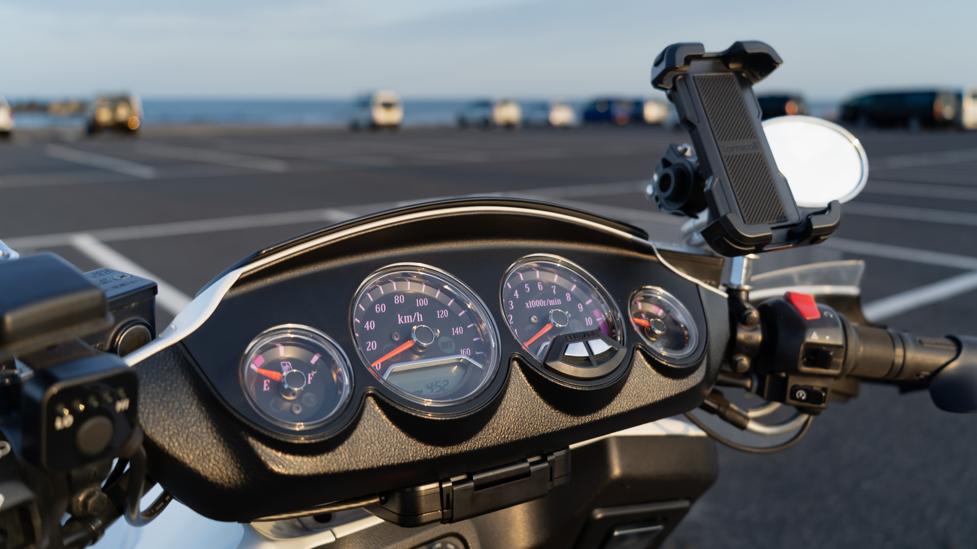 メーターはアナログ4連。70~80年代の4輪車のようだ。