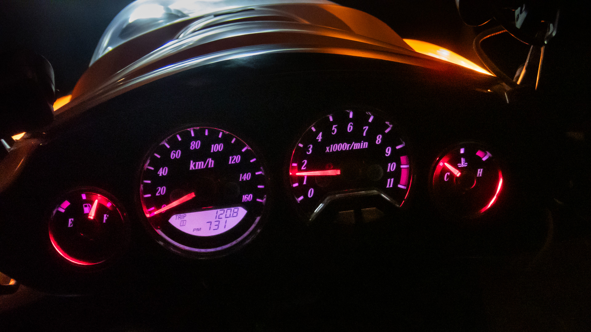 夜になるとさらに魅力的。薄紫色の透過照明と赤く光る針が華やかだ