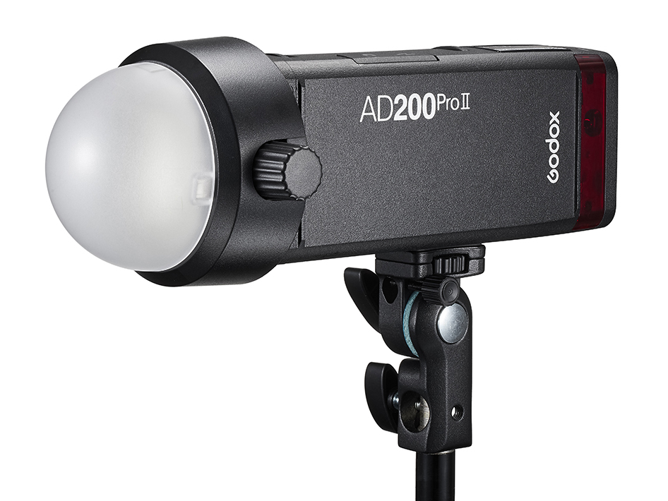 GODOX AD200ProIIにS-R2を介してAK-R1のディフューザードームを装着した例