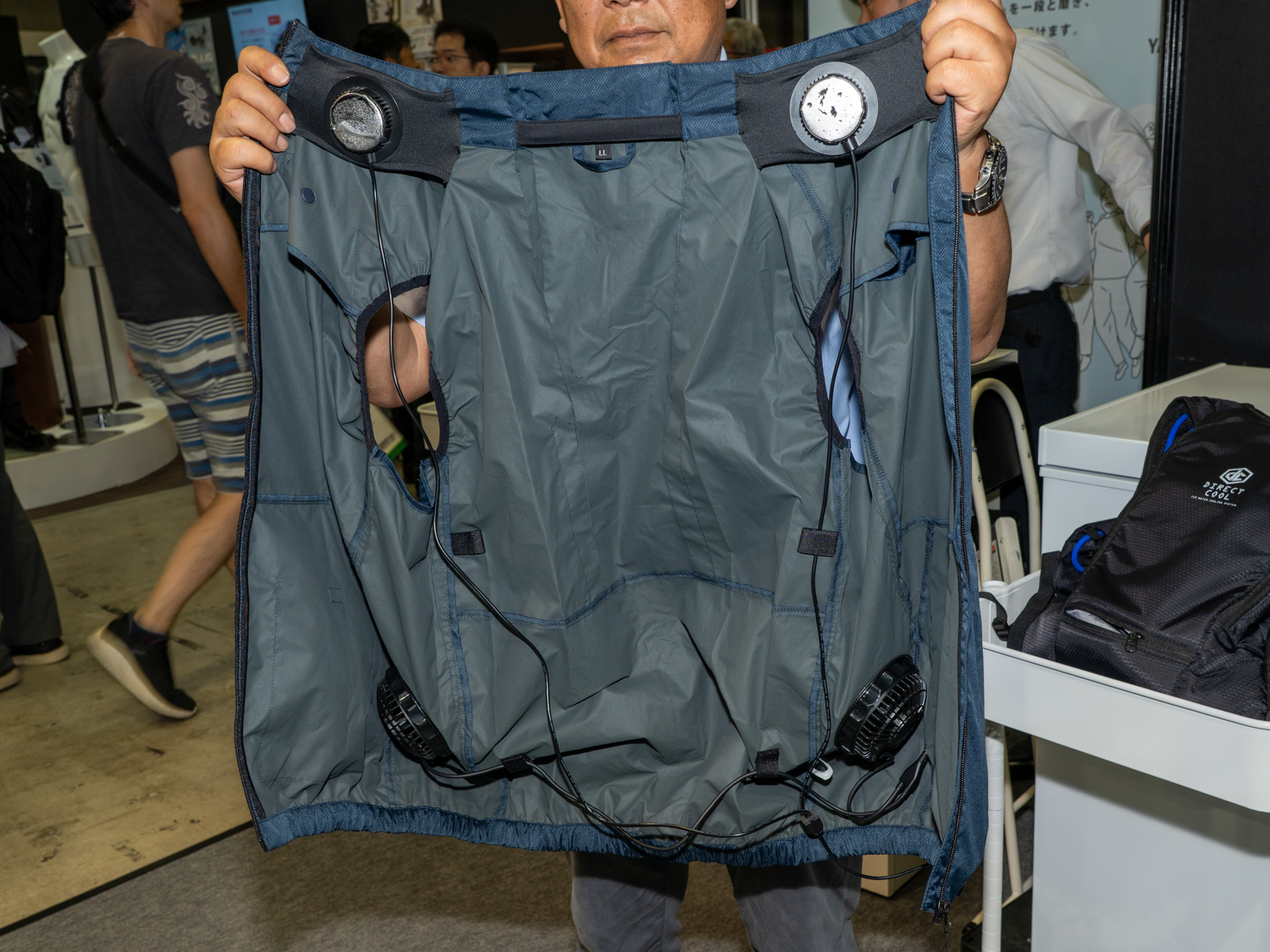 襟部分にペルチェデバイスを備えている