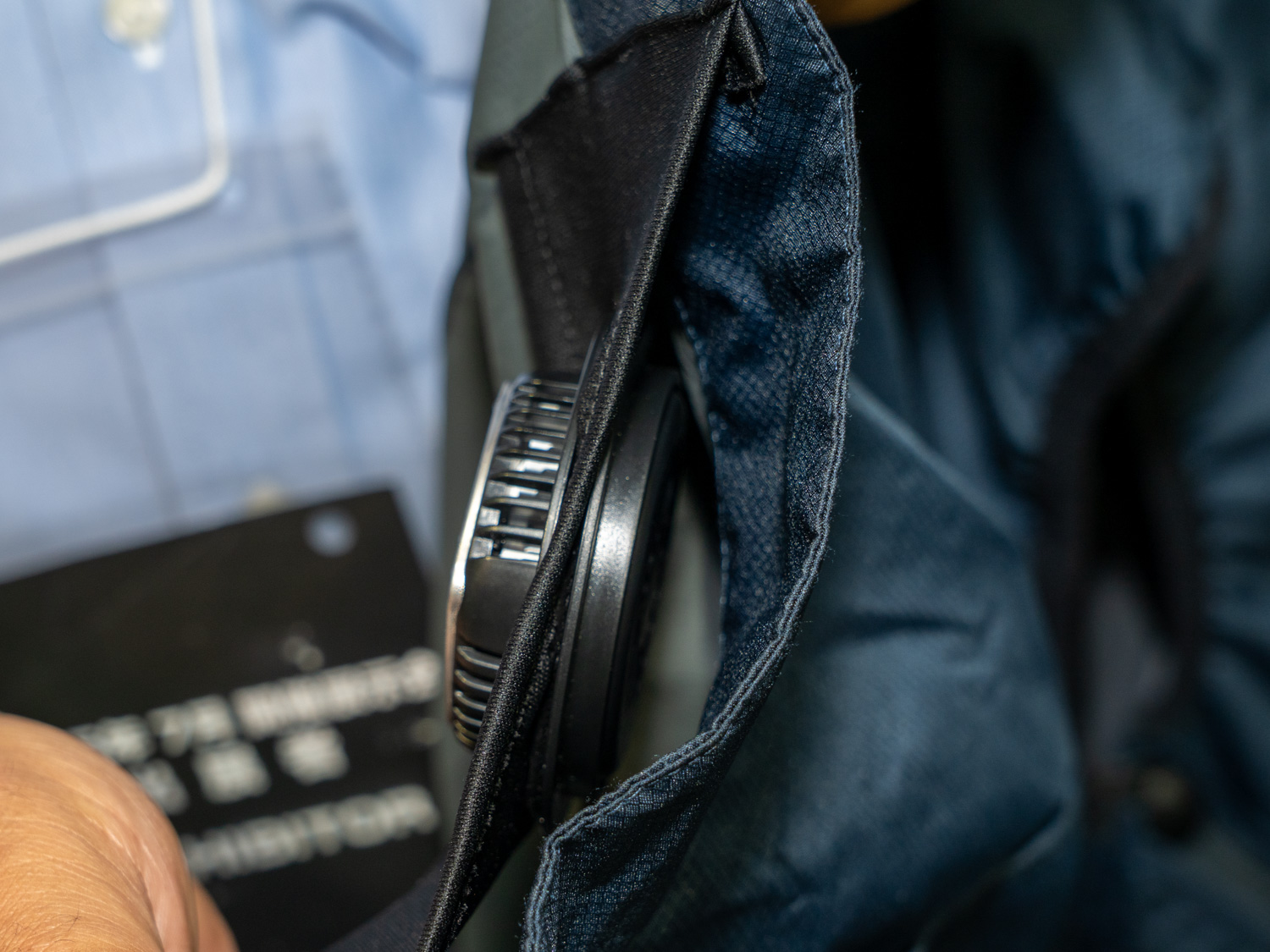 デバイスの裏に排熱用の空間を作れるよう生地に余裕をもたせている