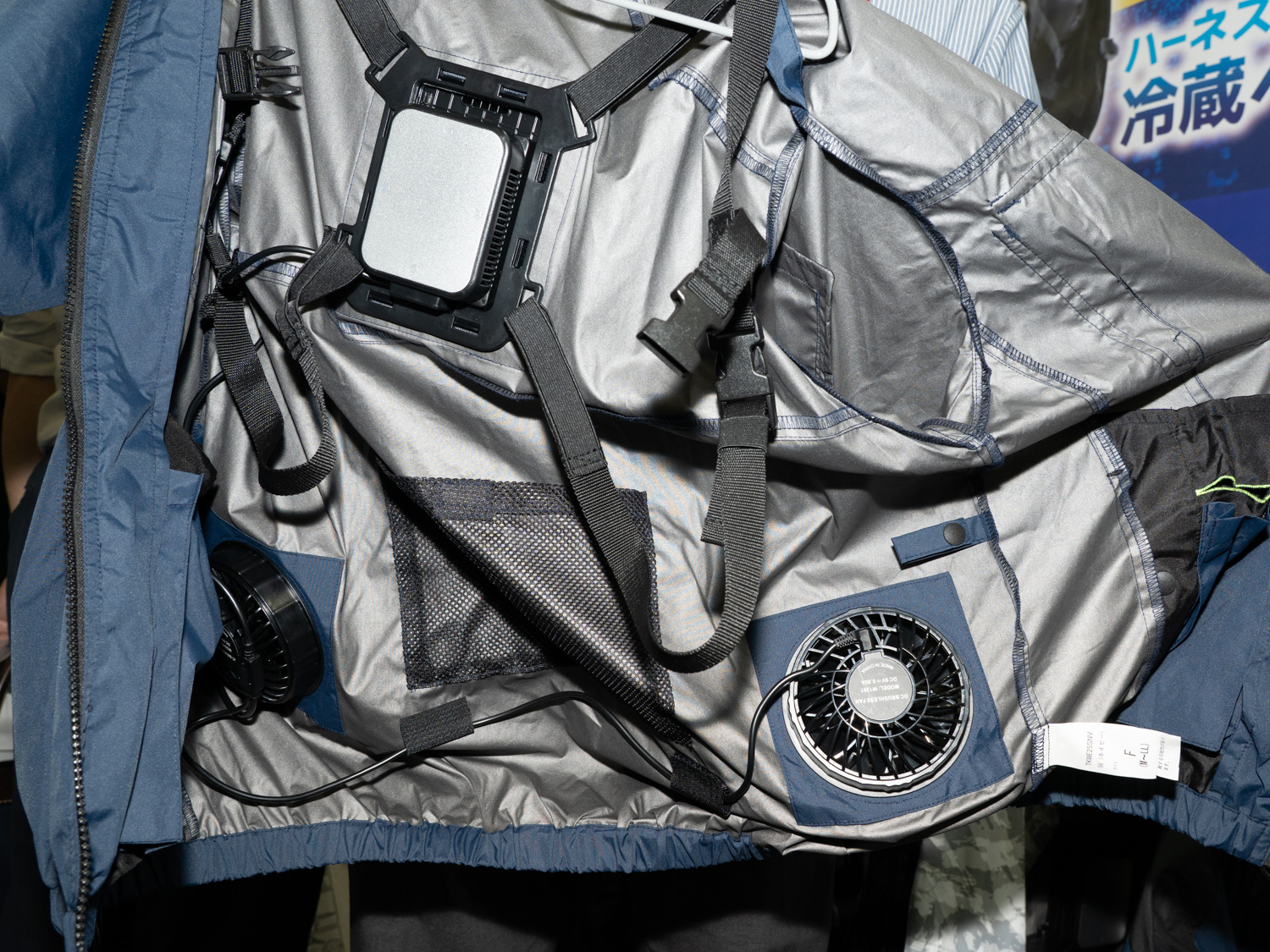 背中側に1基のペルチェデバイスを設置した空調服となっている