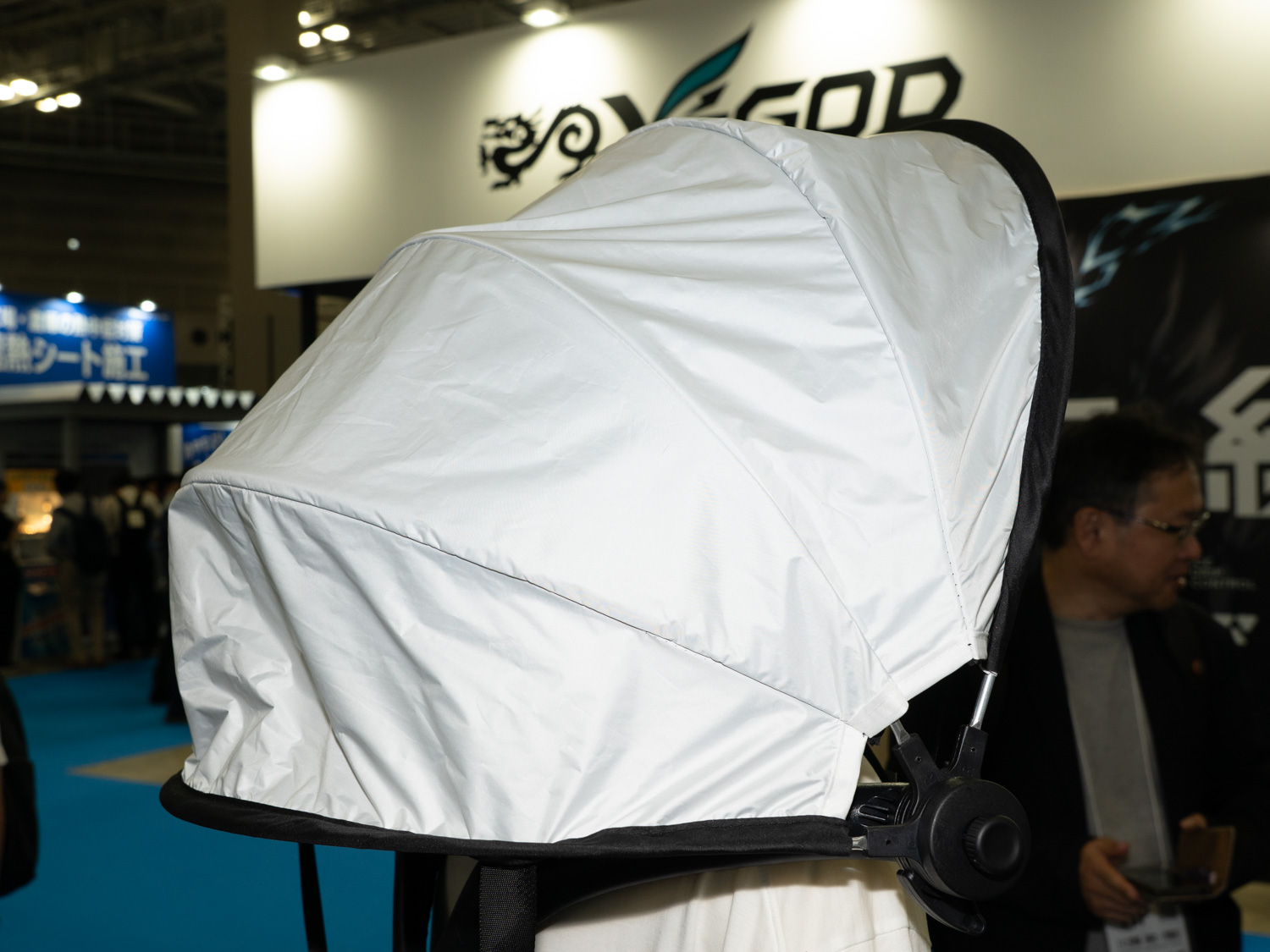 傘部分を白くすることで暑熱の蓄積を減らしている