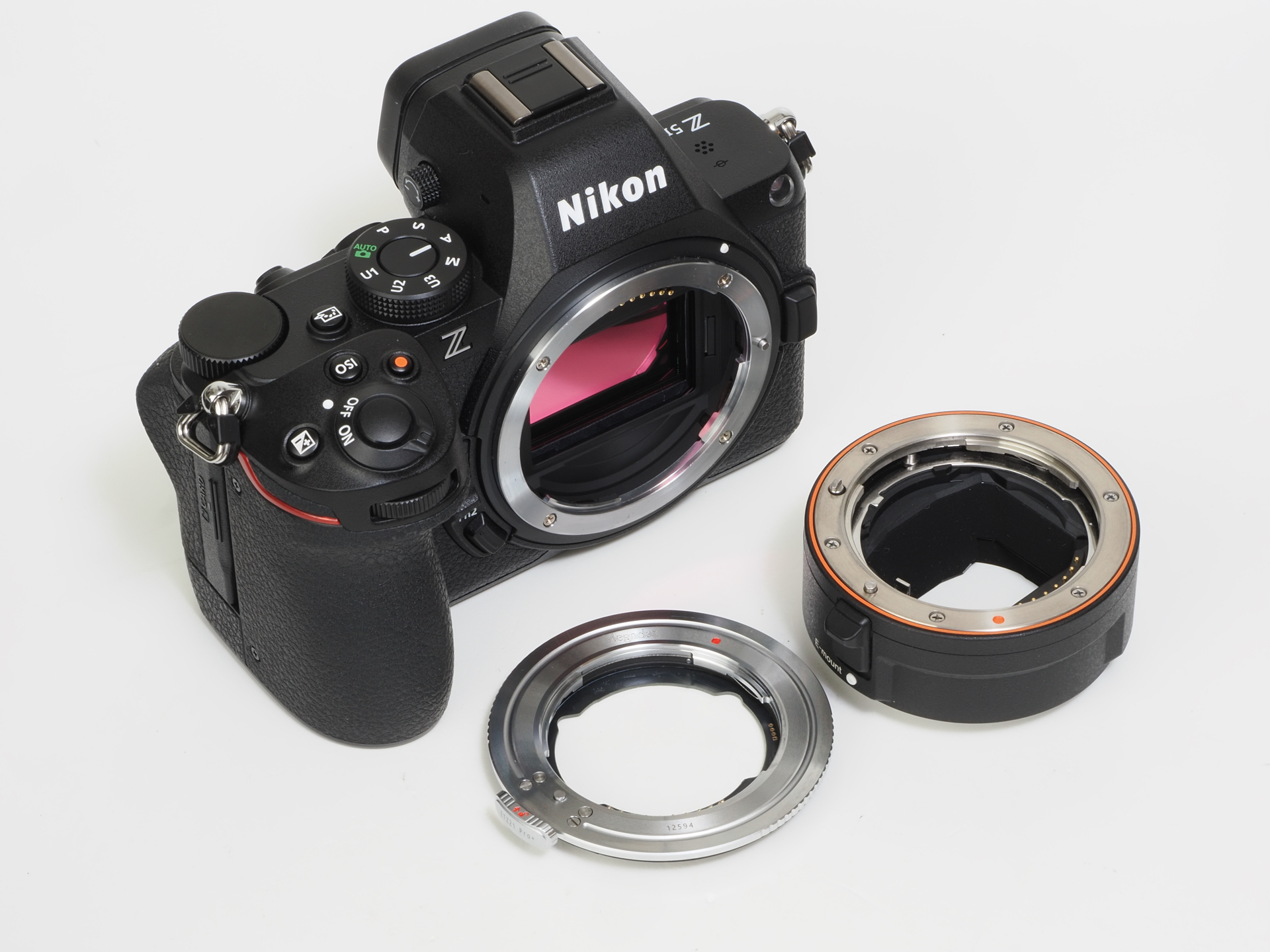 EマウントレンズをニコンZマウントボディに装着できる電子マウントアダプター「Megadap ETZ21 Pro＋」（左）とソニー純正のAマウント-Eマウントアダプター「LA-EA5」。これを2重連結することで、ミノルタやソニーのAマウントレンズをニコンZ5IIに装着してみました。