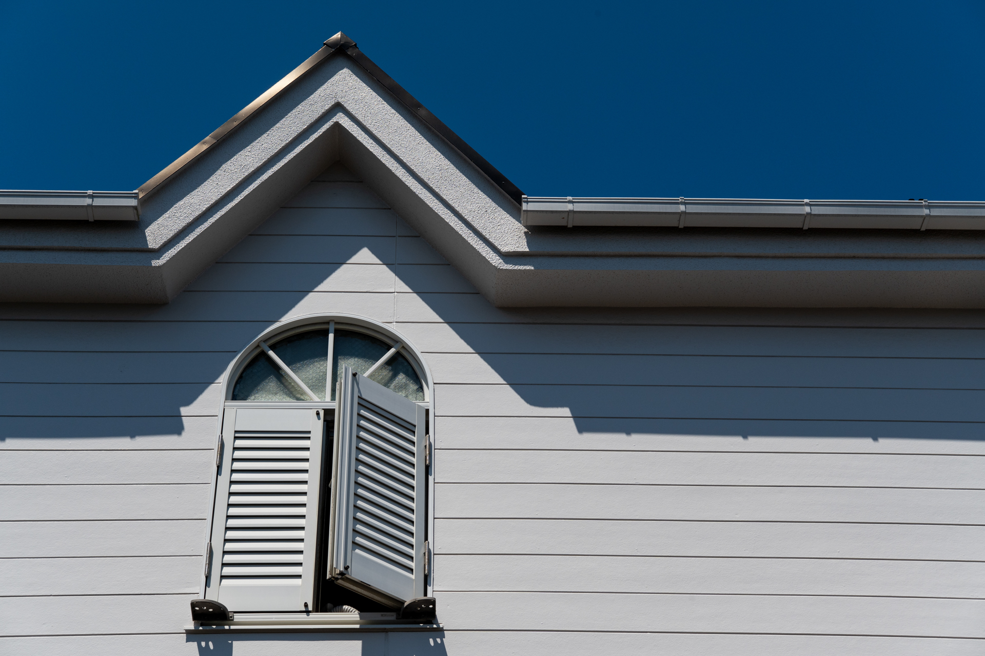 見た目が眩しいくらいな白い壁と青空。レンズの欠点が露呈するぜと思ったら、クリアな描写になりました。<br><span class="fnt-85">ニコン Z5II／MINOLTA AF ZOOM 35-70mm F4／70mm／絞り優先AE（1/1,600秒、F11、−1.0EV）／ISO 400</span>