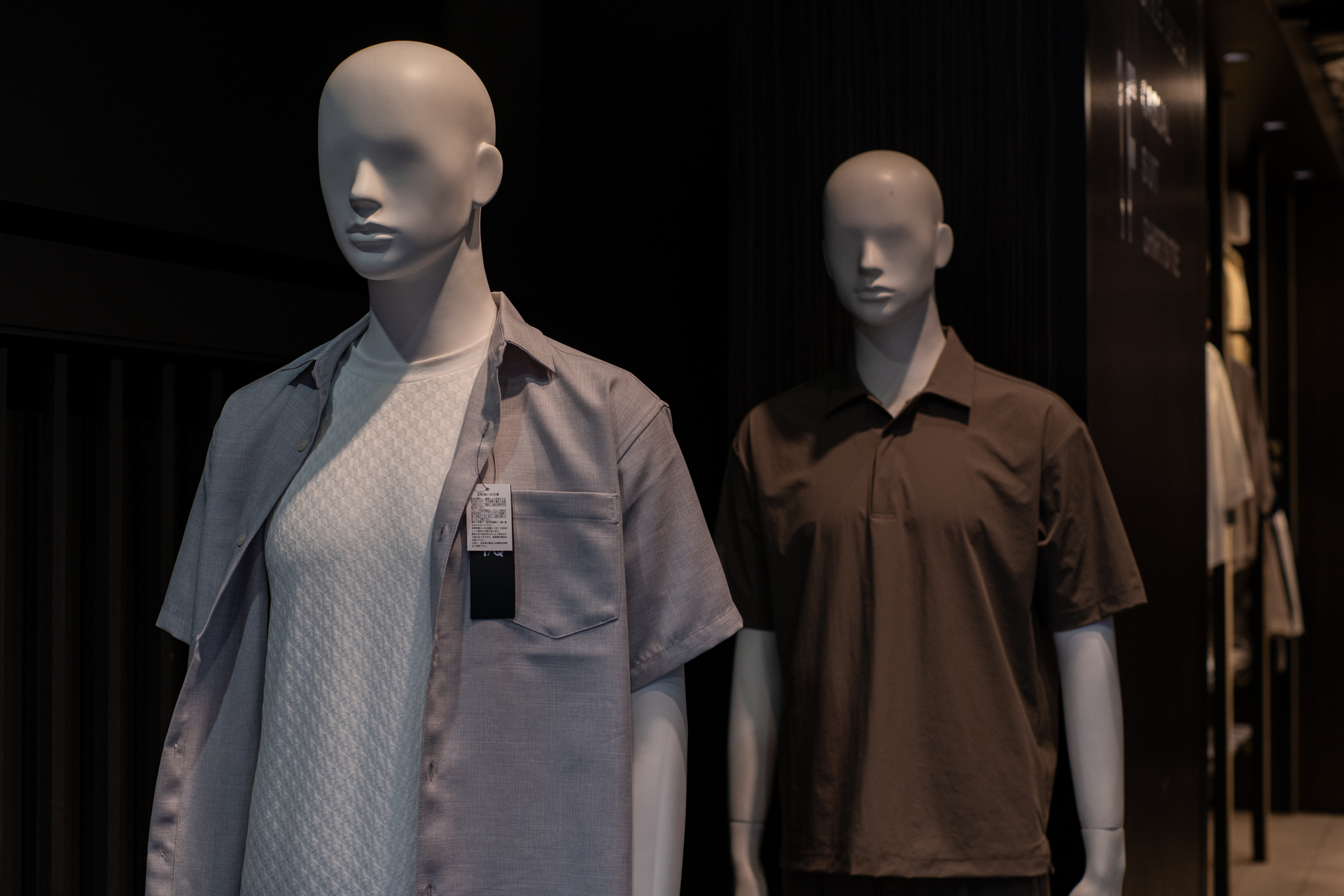 街中で目立ったマネキンがいたのでカメラを向けてみたら、きちんと手前の顔に顔認識AFするわけです。そのままシャッターを押してしまいました。<br><span class="fnt-85">ニコン Z5II／SONY 50mm F1.4／50mm／絞り優先AE（1/1,000秒、F4.0、−0.7EV）／ISO 400</span>